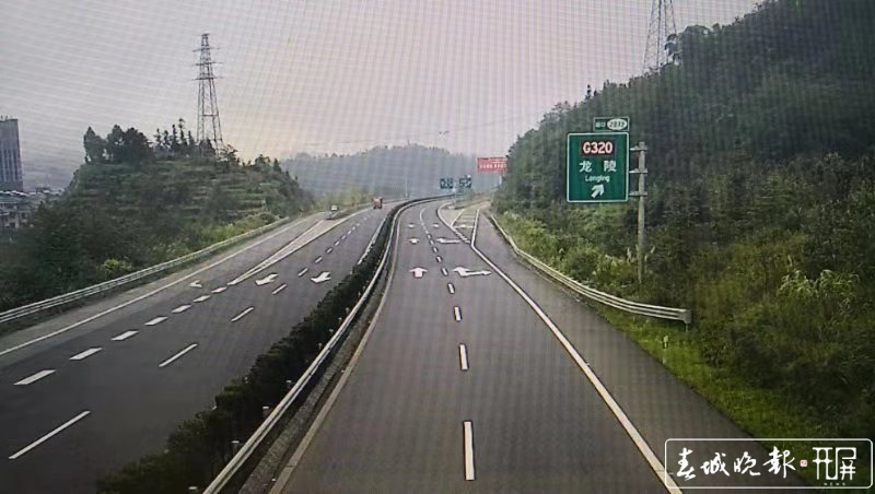 8时30分,阴,保龙高速公路永昌隧道至官坡隧道路段全线畅通,目前交通