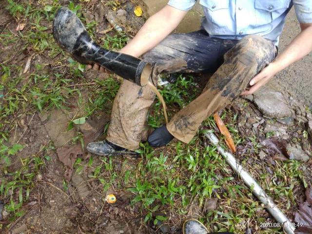 他的警服沾满泥,双脚在泥水里泡了5小时!