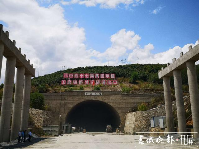 中老铁路国内段93座隧道已打通67座.jpg