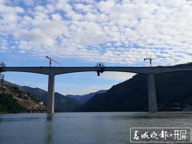 中老铁路最大跨度连续刚构梁——阿墨江双线特大桥合龙1.jpg