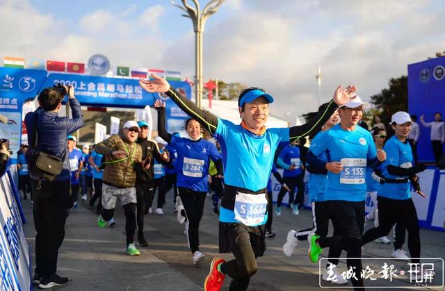 上合昆马线上线下同步开跑！200余名跑者用脚步丈量昆明美景 龙宇丹摄