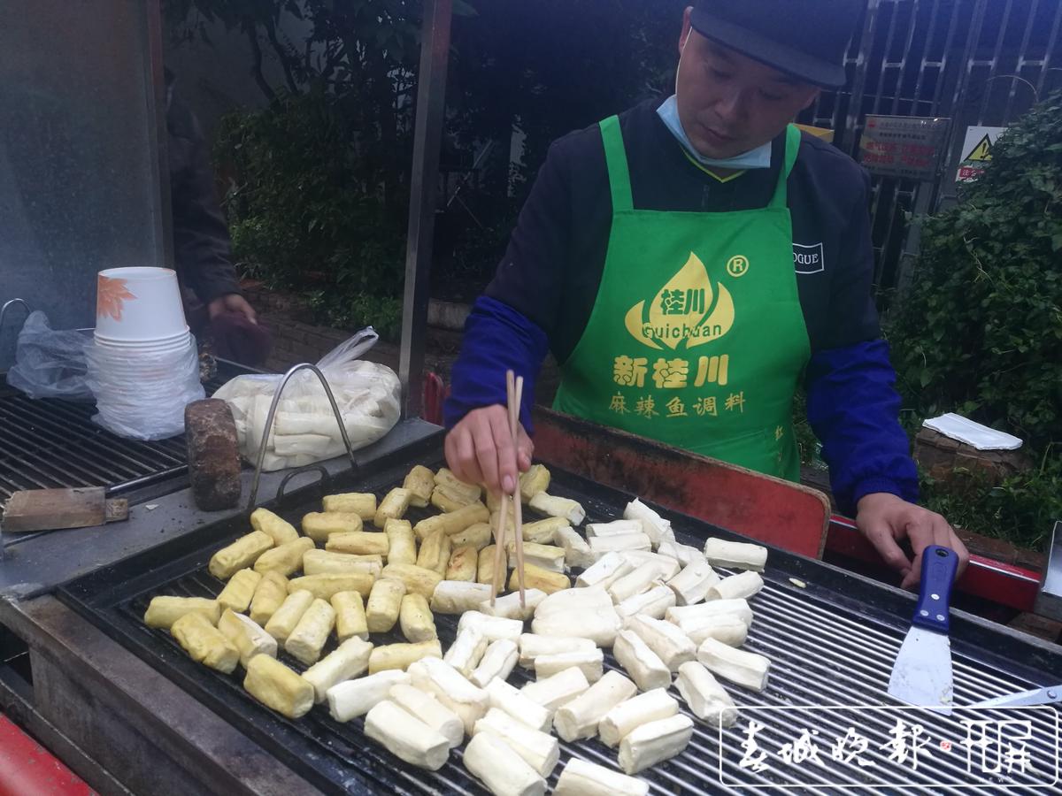 老杨头第一次到村里卖豆腐，场面既搞笑又热闹，村里人真是热情！_哔哩哔哩_bilibili