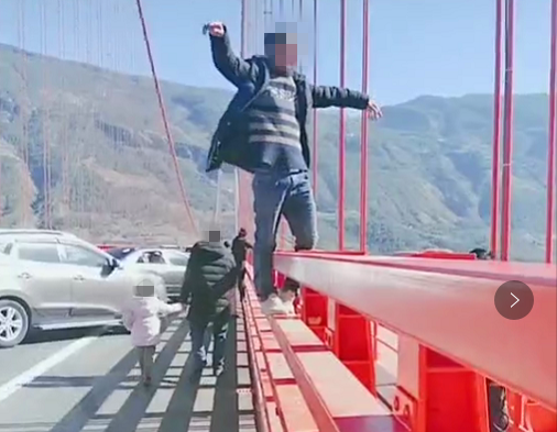 华丽高速金沙江大桥太过壮观引人停车拍照.png