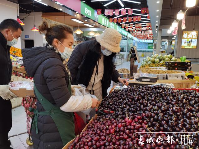 西山区优鲜美标准化农贸市场内正在购买车厘子的刘女士.jpg