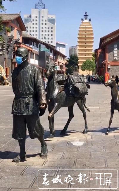 昆明市中心铜像被戴上口罩 刘嘉 实习生 穆华芳 肖睿 摄