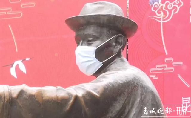 昆明市中心铜像被戴上口罩 刘嘉 实习生 穆华芳 肖睿 摄