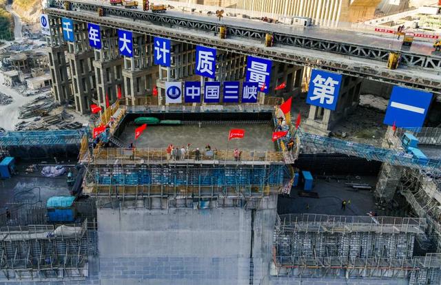 白鹤滩水电站预计今年5月实现大坝全线浇筑到顶6.jpg