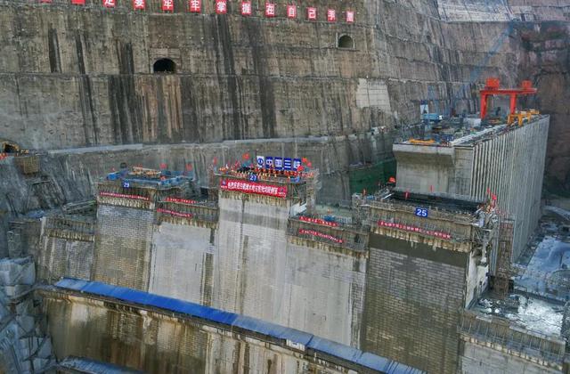 白鹤滩水电站预计今年5月实现大坝全线浇筑到顶8.jpg