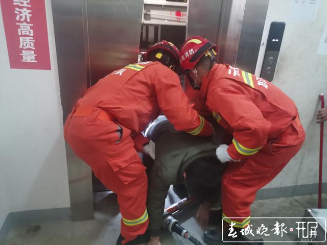 云南一居民楼电梯内深夜传来呼救声...... 民警、消防都赶来了 记者：崔敏 通讯员：沙春 鲍丽芳 胡燕 摄影报道