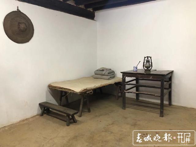 毛主席长征路居旧址 毛主席曾经使用的木床和方桌等，为了便于参观，将木板搭成的床用凳子垫了起来。 ( 作者：罗宗伟来源： ).jpg