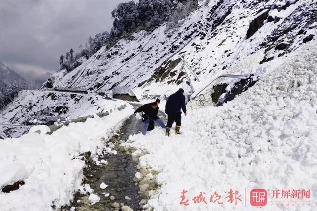 怒江男子独自驾车谎称工作人员进入雪山被困6.jpg