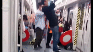 两个小伙居然在地铁上做出了这种事情！