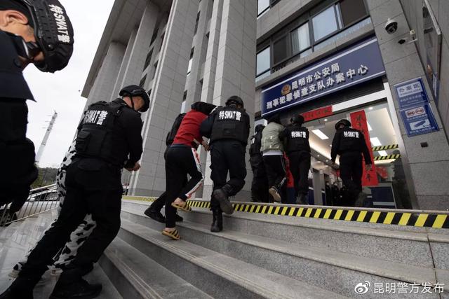 民警乔装潜入贵州村庄4天，一举抓捕13嫌犯！