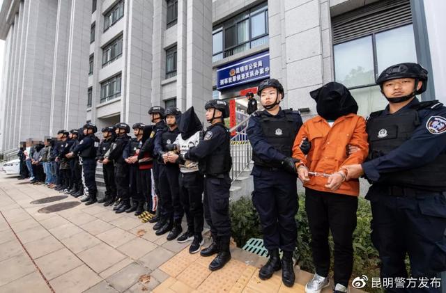 民警乔装潜入贵州村庄4天，一举抓捕13嫌犯！