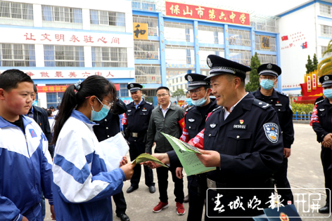 开学首日 云南339名公安局长当起护学民警！