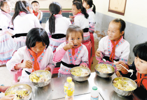 小学学生在吃午餐