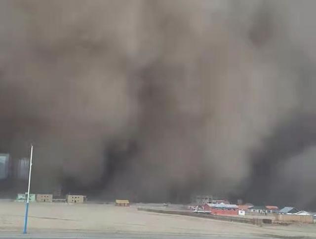 蒙古国遭遇特大沙尘暴天气。图片来源：蒙古国自然环境与旅游部官网