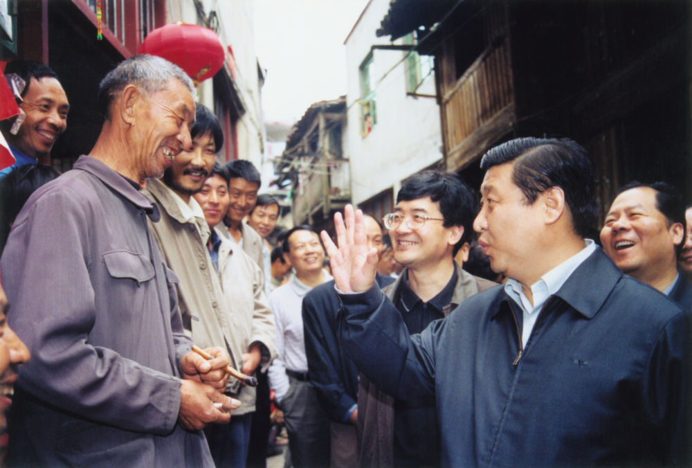 2002年4月8日，在南平邵武市和平古镇考察。