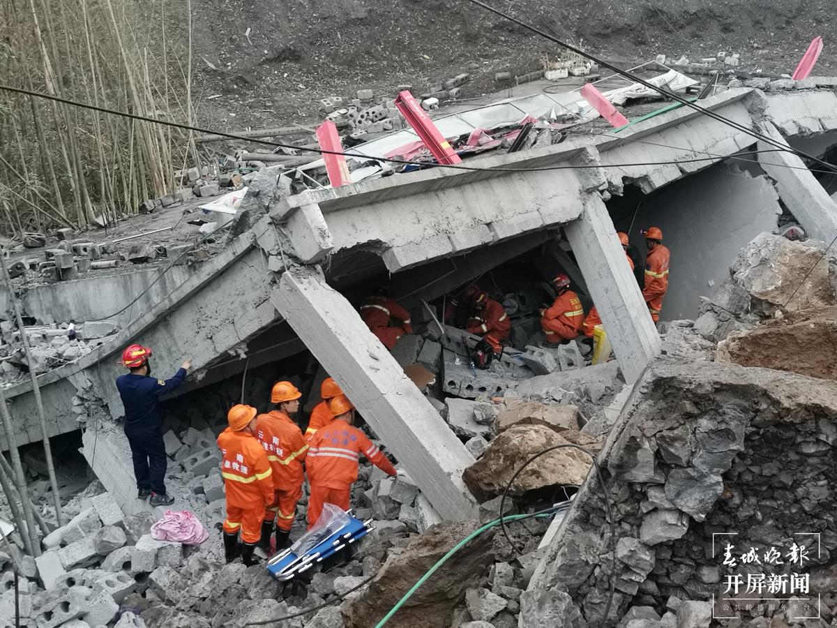 直击云南隧道突泥涌水:有人救工友被泥浆冲出40米_手机新浪网
