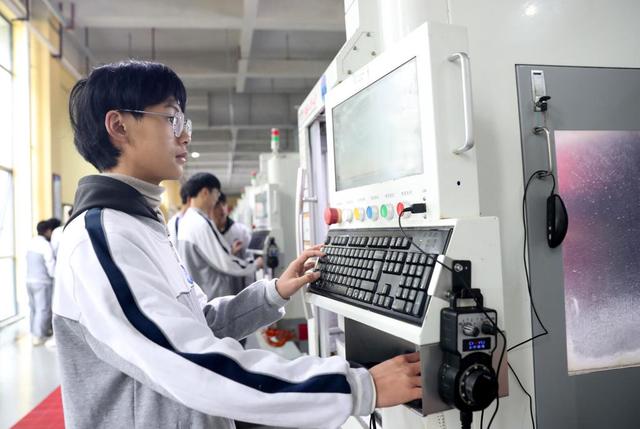 3月23日，华蓥市职业教育培训中心的学生在一家电子企业的车间内进行机械操作实训。新华社发（邱海鹰 摄）