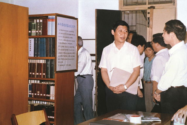 △1990年9月22日，习近平在闽江大学调研。