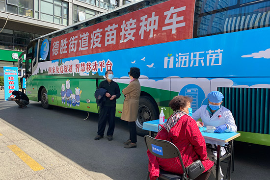 ▲ 2021年4月4日，北京西城区首辆移动新冠疫苗接种车在德胜街道“上岗”。