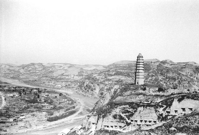 20世纪30年代的延安城。（吴印咸 摄）2.jpg