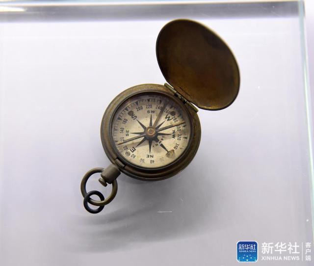 ↑这是汉斯·希伯曾经使用过的指南针（4月13日摄）。新华社记者 王凯 摄