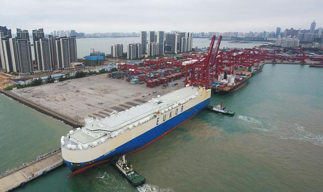 2020年2月16日，滚装货船“劳拉”轮驶入海口秀英港（无人机照片）。这是海南自贸区政策实施之后的首艘汽车外贸船。新华社记者 杨冠宇 摄