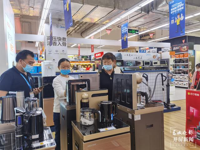 昆明市场上冰箱、电视、洗衣机等大宗家电价格普遍上涨10% 刘文波摄