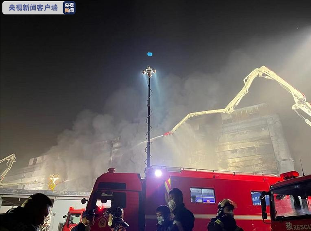 上海金山区厂房火灾（图据央视新闻客户端）