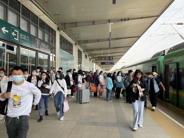 多项指标创新高！“五一”假期云南铁路累计发送旅客195.3万人次 中国铁路昆明局集团供图