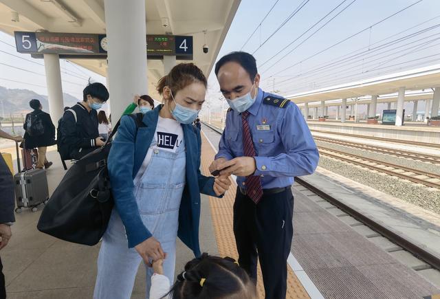多项指标创新高！“五一”假期云南铁路累计发送旅客195.3万人次 中国铁路昆明局集团供图