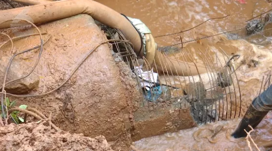 800毫米主水管被挖破6.png