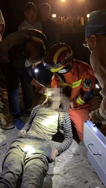 漾濞地震造成山体滑坡，1名被埋人员被成功救出