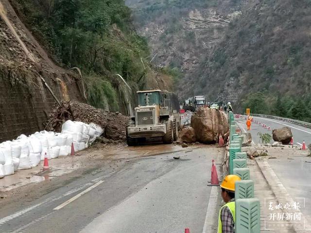 杭瑞高速公路雨后发生泥石流塌方，道 路中断6个多小时 (3).jpg