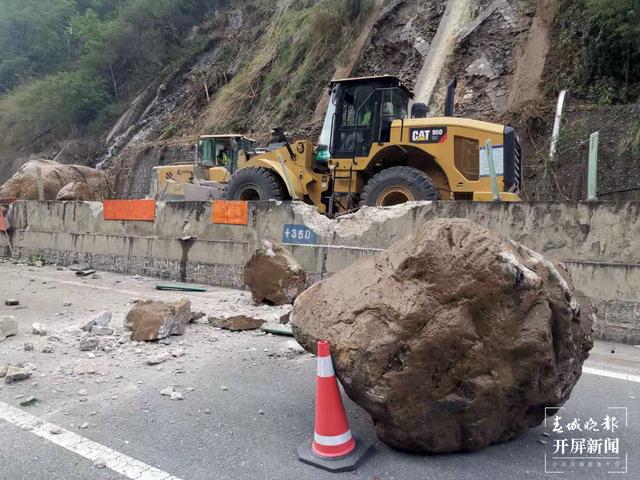 杭瑞高速公路雨后发生泥石流塌方，道 路中断6个多小时 (1).jpg