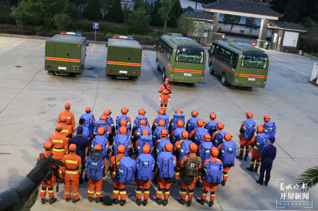 云南省森林消防总队38名指战员紧急赶赴楚雄双柏救援