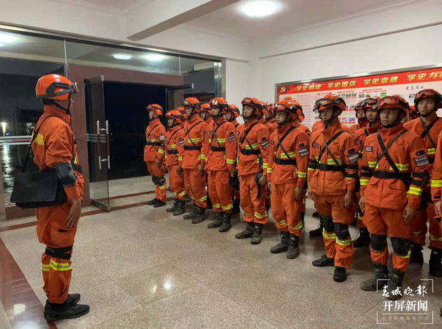 云南省森林消防总队38名指战员紧急赶赴楚雄双柏救援