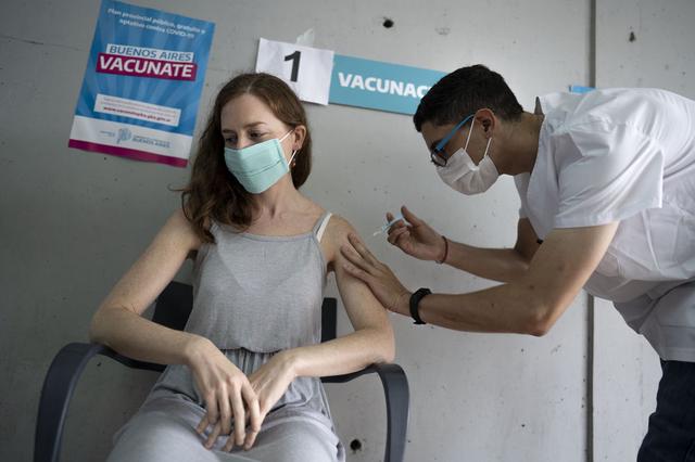 2021年3月4日，在阿根廷布宜诺斯艾利斯省拉普拉塔市，医务人员为一位中学教师接种新冠疫苗。新华社发.jpg