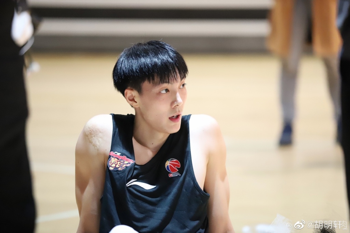 中国男篮队员胡明轩走红日本网络!盘点那些被体坛忽略的绝美颜值