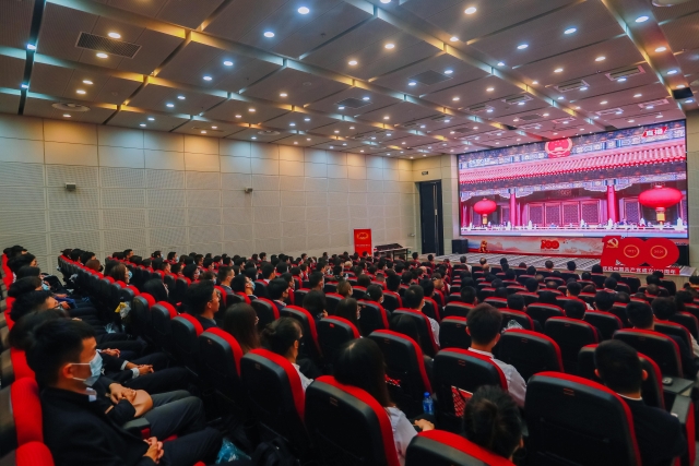 云岭干部群众收听收看庆祝中国共产党成立100周年大会