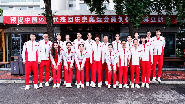 中国女排今出征东京：目标是奥运金牌，郎平换新发型意气风发 图片来源于@中国女排
