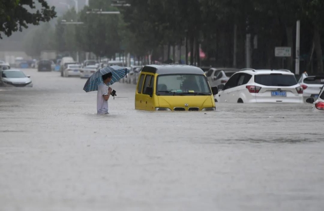 郑州暴雨已致12人遇难！国家防总将防汛应急响应提升至Ⅱ级 图片来源于央视新闻