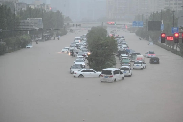 郑州暴雨已致12人遇难！国家防总将防汛应急响应提升至Ⅱ级 图片来源于央视新闻
