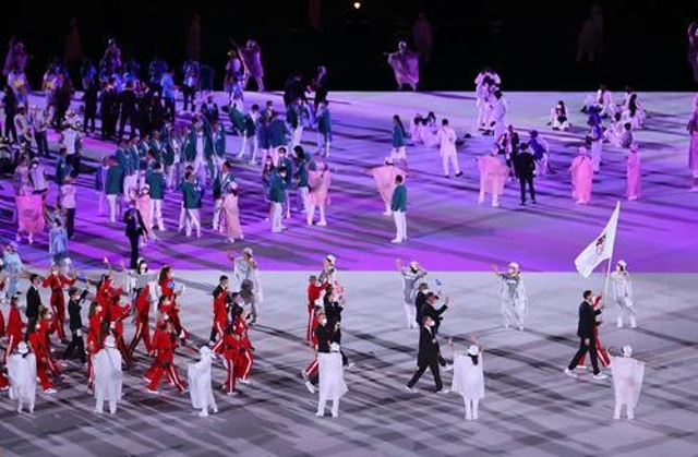 7月23日，第32届夏季奥林匹克运动会开幕式在日本东京举行。这是各代表团入场。新华社记者 兰红光 摄.jpg