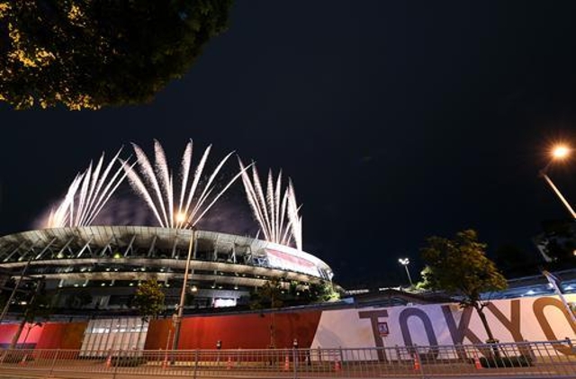 7月23日，第32届夏季奥林匹克运动会开幕式在日本东京举行。这是新国立竞技场上空燃放的焰火。新华社记者 李一博 摄.jpg