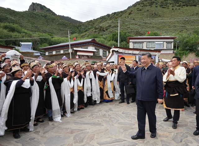 习近平在西藏考察时强调：全面贯彻新时代党的治藏方略，谱写雪域高原长治久安和高质量发展新篇章