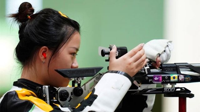 杨倩在女子10米气步枪决赛中夺冠 图片来源于新华社