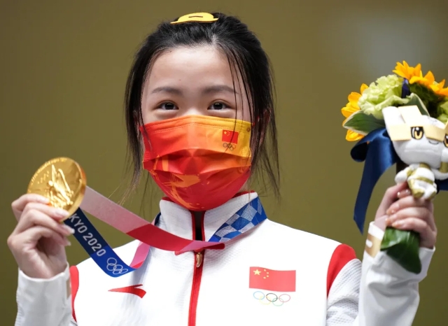 奥运首金！中国队首金！杨倩在女子10米气步枪决赛中夺冠 图片来源于新华社